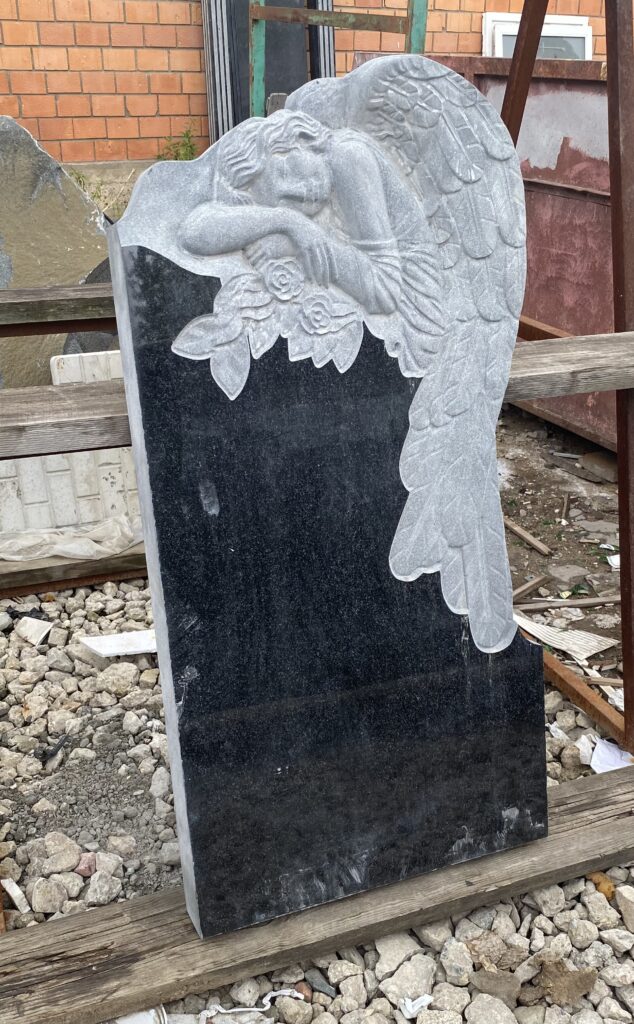 памятник на могилу с вырезанным ангелом